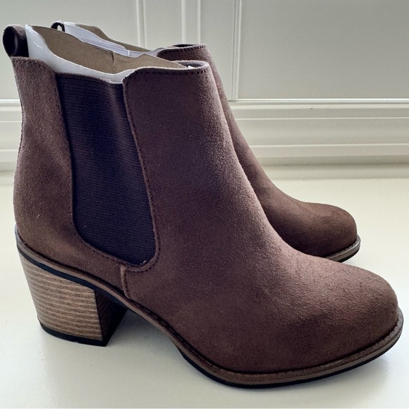 NIB WHITE MOUNTAIN DESTINY BROWN SUEDE‎ FABRIC WOMEN SHOES SIZE 5 - Picture 1 of 9